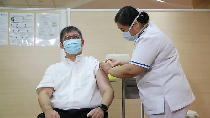 Director of Medical Services Kenneth Mak receives his first dose of the COVID-19 vaccine on Jan 8, 2021. (Photo: Ministry of Communications and Information)